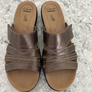 CLARKS METALLIC SANDALS NEW!